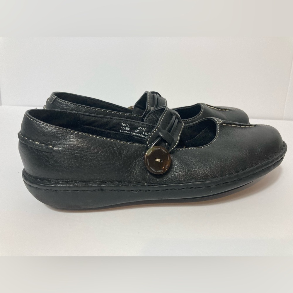 Clarks black leather Mary Jane shoes button strap 6 1/2 M top stitch details